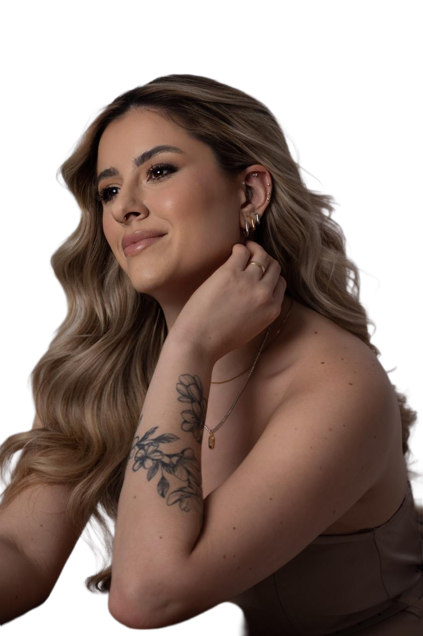 Cliente Defendi Studio com piercings na orelha